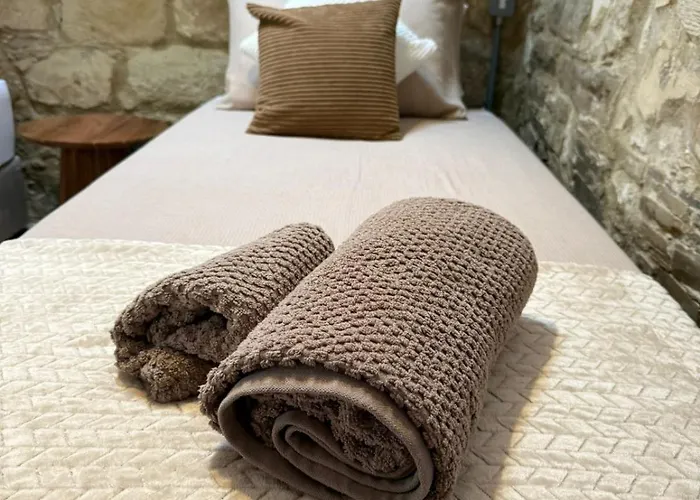 'i Elea' With Courtyard