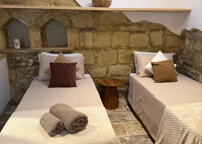 'i Elea' With Courtyard