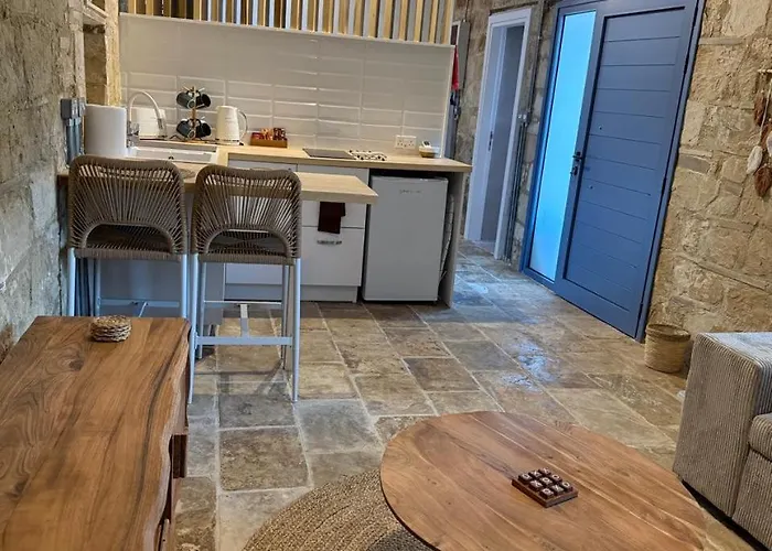 'i Elea' With Courtyard