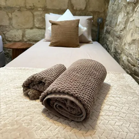 New 'i Elea' With Courtyard