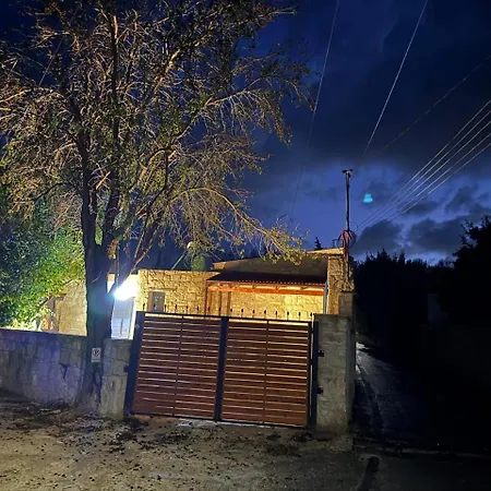 'i Elea' With Courtyard Prázdninový dům *