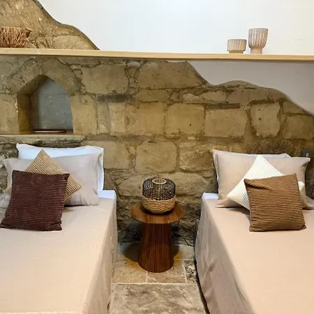 'i Elea' With Courtyard