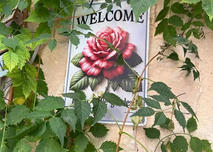 'i Elea' With Courtyard