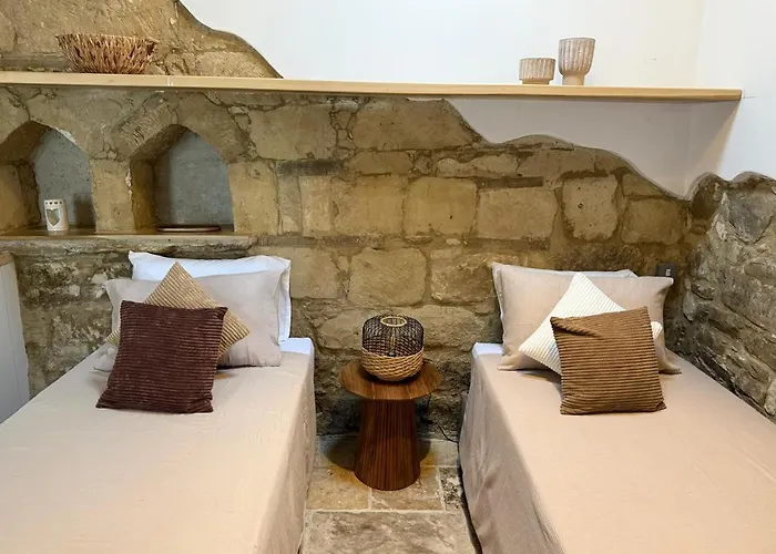 'i Elea' With Courtyard